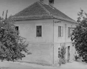 marca 2018 Utrinek iz kronike šmarješke fare Leta 1896 je bila kaplanija na pol porušena s slamo krita bajtica z majhnimi okenci. Pročelje je bilo del pokopališkega obzidja.