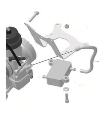 125 MAX DD2 Fuel pump must be mounted on the support bracket, marked 651 055, attached to the clutch cover (right illustration).