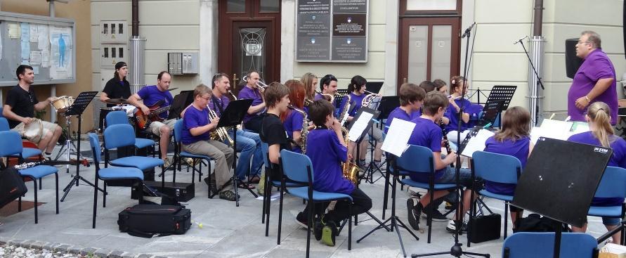Koncert na mestni ploščadi v Kočevju Šolski godalni orkester ima skupne