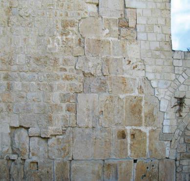Na sliki spodaj nekaj redkih preostalih opeke (plus nekaj dodane kasneje) zgradbe v Jeruzalemu včasih znan kot Cenacle, ampak bolje opisati kot Cerkve božje na Jeruzalem Western Hill (trenutno