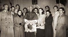 Bonegila, julija 1952: Škof v Sandhurstu msgr. Bernard Denis Stewart s člani zbora Bonegila. Od leve: Rudi Mavrič, zborovodja Lojze Furlan, Felicita Drnovšek.