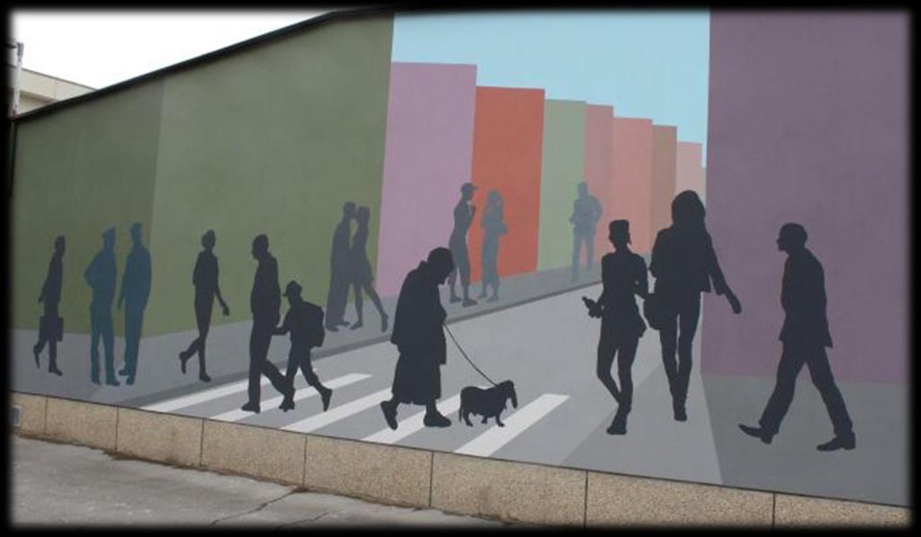 Poslikana stena na Policijski upravi Murska Sobota prikazuje dogajanje na ulici z