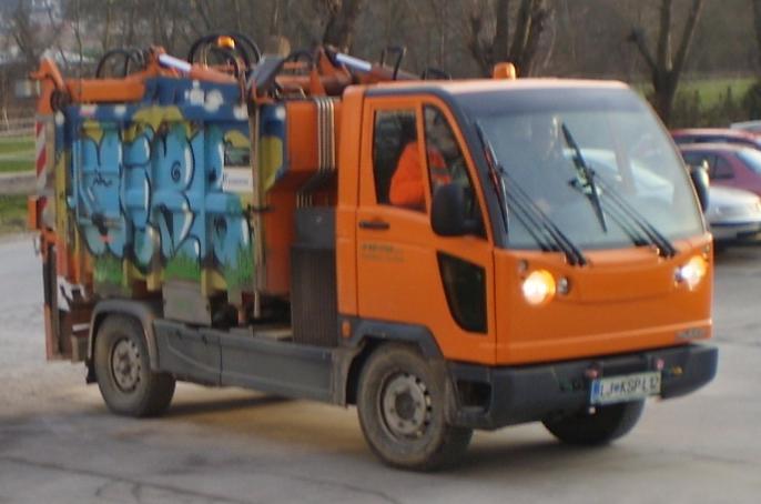 Za odvoz odpadkov iz območja obeh občin je zadolženo 16 delavcev, ki sestavljajo šest smetarskih ekip, ki pri svojem delu uporabljajo šest smetarskih vozil.