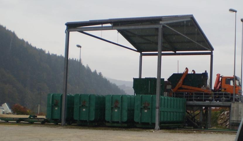 Pretovarjanje odpadkov Dnevno eno smetarsko vozilo odvaža posamezno frakcijo komunalnih odpadkov iz območja občine Šmartno, eno vozilo dnevno odvaža ločeno zbrano frakcijo iz zbiralnic, tri vozila