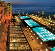 plaži, hotelski bar Sherwood, bar ob bazenu, bar na plaži, dva zunanja bazena, senčniki in ležalniki ob bazenu in na plaži, Casino, ki se razprostira na 2.248 m².