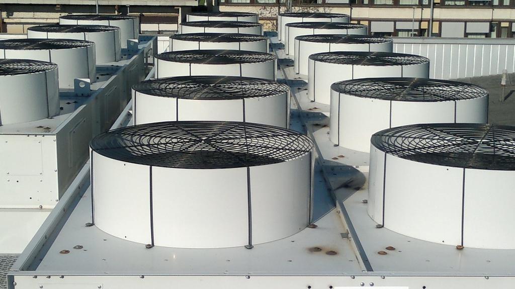 Slika 3.10: Ventilatorji na strehi nakupovalnega središča Tovrstni kondenzatorji so zračno hlajeni.