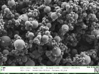 Slika 21: Amorfen klaritromicin KMCsd pod elektronskim mikroskopom. Na slikah 20 in 21 so amorfni delci klaritromicina pod elektronskim mikroskopom.