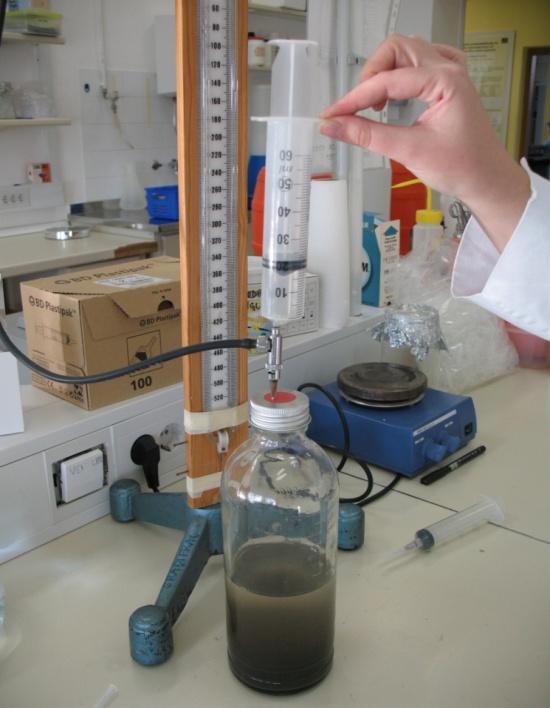 24 3.9.7.1 Merjenje volumna nastalega bioplina Količino proizvedenega bioplina smo merili z vodnim stolpcem, glede na razliko tlaka v steklenicah (Hansen in sod., 2004).