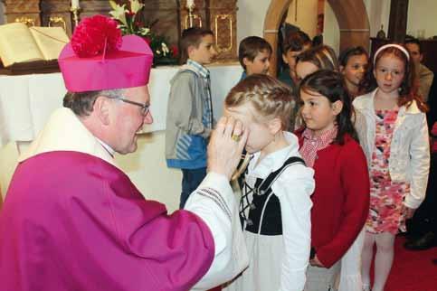 LETNO POROŒILO 19 Kindersegnung / Blagoslov otrok Am 2. Juni 2013 spendete Bischof Alois Schwarz in Ludmannsdorf 66 Firmlingen das Sakrament der heiligen Firmung.