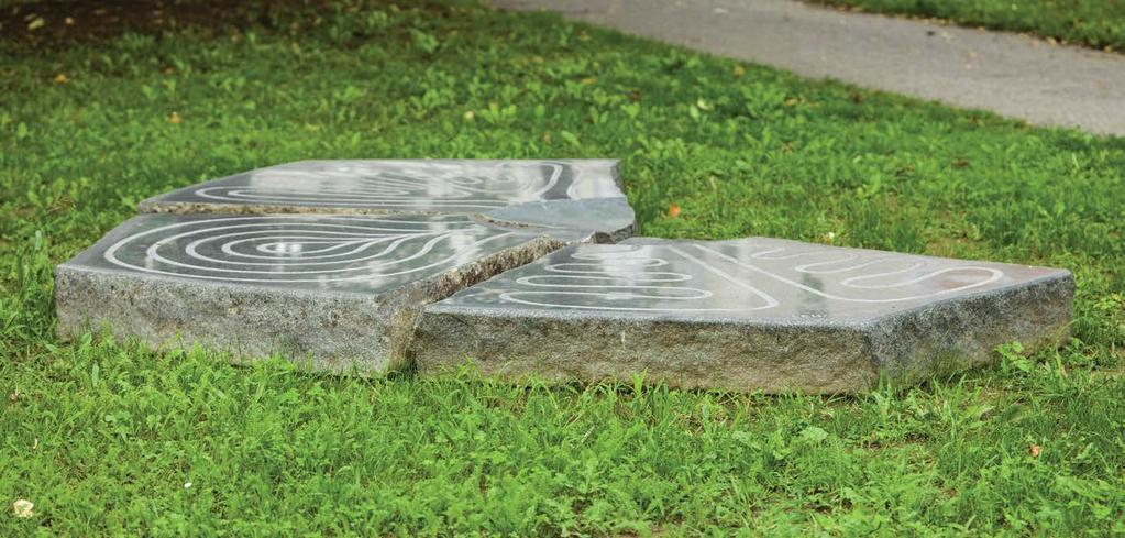 zanimivo Janez Lenassi - PROSTORSKA KOMPOZICIJA površino treh granitnih blokov»zarisal«vegetabilne stilizirane sledi, granitne plošče pa se, tako kakor so razmeščene neposredno na zemljo, na