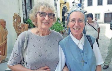 uršulink po vsem svetu. Marjana Ahačič»Sestro Rafaelo sem prvič srečala jeseni leta 1969, ko sem prišla na pogovor glede svoje poklicanosti in sprejema k uršulinkam v Ljubljani.