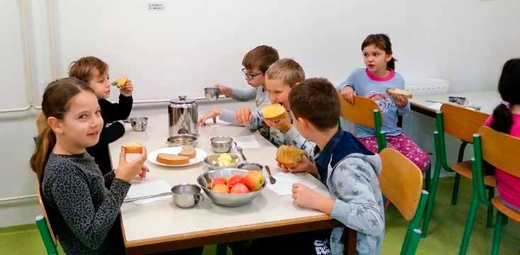 ŠOLSTVO Tradicionalni slovenski zajtrk na OŠ Prevole V petek, 15. novembra 2019, smo obeležili dan slovenske hrane. Osrednji dogodek dneva je bil tradicionalni slovenski zajtrk.