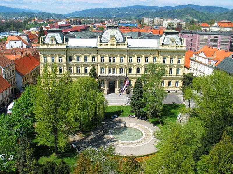 Večja mesta so Celje, Ptuj, Velenje, največje mesto ter obenem gospodarsko središče Štajerske pa je Maribor.