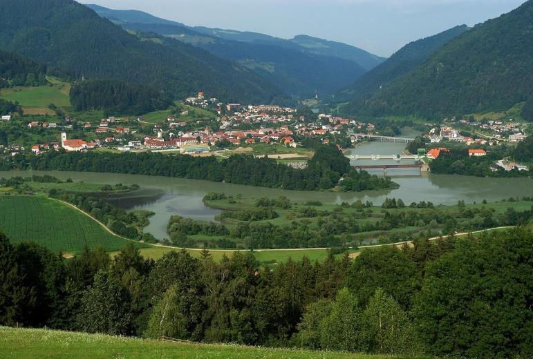 KOROŠKA Koróška ali Slovénska Koróška je neformalna pokrajina v Sloveniji.