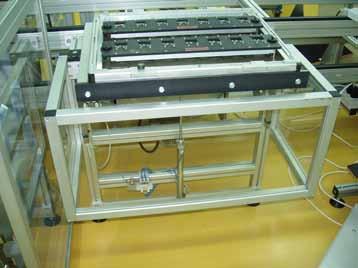 Linija za montažo tiskanih vezij na delovnih mestih delavke ročno vstavljajo v tiskana vezja elektronske elemente, ki jih ni mogoče vstaviti na avtomatskih linijah