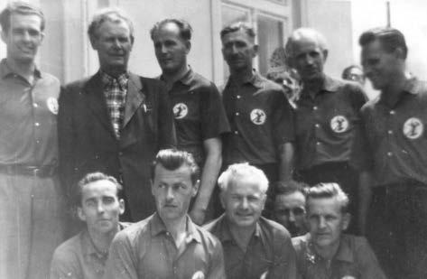 Čepijo: Ivan Frangež, Miha Bedry, Štefan Pečnik, Milko Dregarič Tekmovalna ekipa iz leta 1953: Vanček Šetorič,
