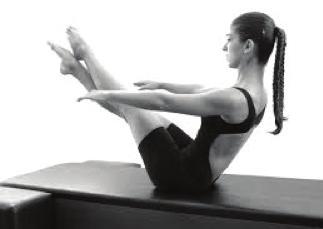 Pilates je torej celostna telesna vadba, ki poudarja vključevanje težje dostopnih, manjših in šibkejših mišic, ki pripomorejo k pravilni in zdravi telesni drži, krepitev mišic in srčno-žilnega ter
