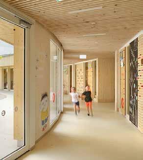 Stene med glavnim notranjim krožnim hodnikom ter igralnicami so delno transparentne in tako omogočajo dober nadzor, prehajanje svetlobe in krepijo občutek povezanosti.