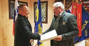 (Foto: Slavko Šmigoc) Predsednik veteranskega združenja Maks Slatinšek je izročil zahvalno listino ljubenskemu županu Franju Naraločniku.