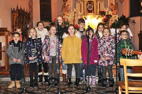 GLASBA POVEZUJE IN POLEPŠA PRAZNIČNI ČAS Duh božiča je zavel ob pesmi cerkvenega mešanega pevskega zbora iz Šmihela pod vodstvom Tonija Acmana.