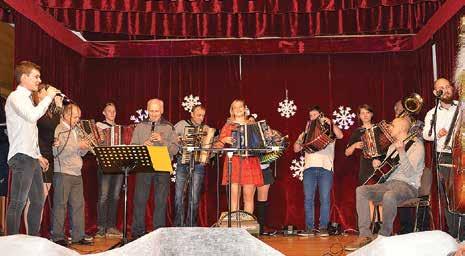 (Foto: Marija Šukalo) Na koncertu so doneli tudi glasovi cerkvenega moškega pevskega zbora. (Foto: Marija Šukalo) nik, ki je spremljala tudi vokalistko Ano Strmčnik.