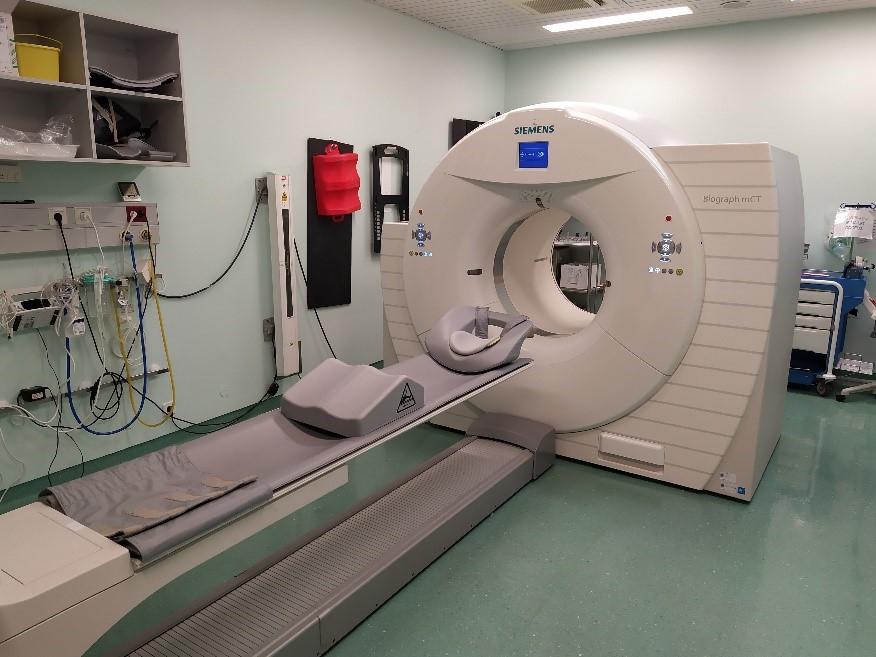 Slika 1: Pozitronsko-emisijski tomograf z računalniško tomografijo (PET/CT) aparat (OILJ, 2019).