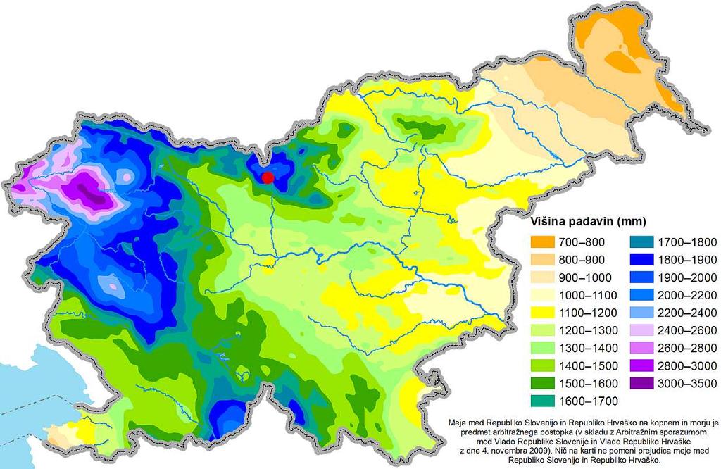 Slika 3. Letna povprečna višina padavin v Sloveniji, primerjalno obdobje 1981 21. Lokacija postaje Kamniška Bistrica je označena z rdečo piko Figure 3.