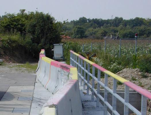 Uporaba samozgoščevalnih betonov pri izdelavi Delta Bloc varnostnih ograj 24 5.1.4 Varnost Varnost je eden glavnih dejavnikov, ki jim mora zadostiti ograja.