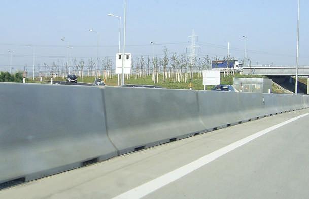 Uporaba samozgoščevalnih betonov pri izdelavi Delta Bloc varnostnih ograj 28 6.