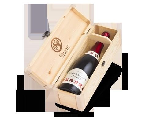 in kot dekorativni leseni zaboji za shranjevanje različnih izdelkov. (3) Slika 4: Lesena darilna embalaža za steklenico vina podjetja Vina Šturm.