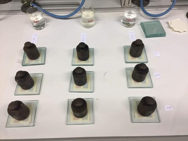 Slika 33: Test obstojnosti na različne kemikalije (levo NaOH, sredina H 2 O, desno CH 3 COOH).