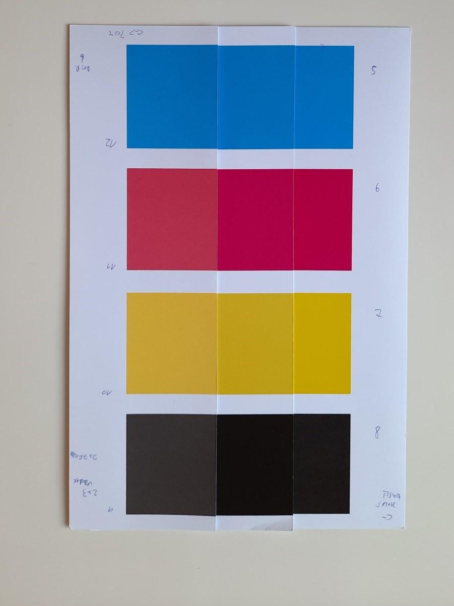 Slika 37: Barvni vzorci CMYK natisnjeni v treh tehnikah tiska (levo kapljični tisk,, na sredini elektrofotografski tisk na desni UV kapljični tisk).
