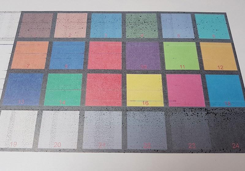 Slika 2: Poskusno tiskanje na sintetični papir s kapljičnim tiskalnikom (vir: lasten arhiv) Spektrofotometrične meritve barvne tablice smo izvedli na šestih odtisih vsakega tipa papirja, kar pomeni