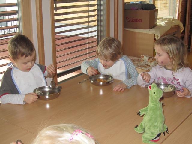 Slika 26: Ker je Piki začel jesti jabolko, so tudi otroci poskusili solato Piki je bil stalni spremljevalec tudi pri počitku. Otroci v naši skupini vsi zaspijo za uro in pol.