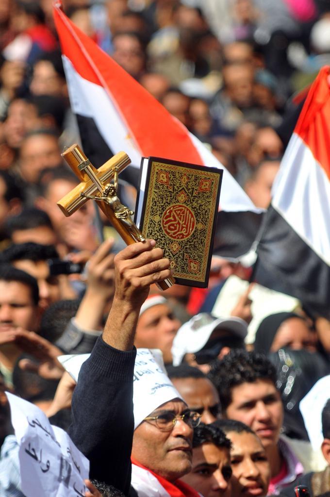 Slika 4: Egiptovski protestniki z križem in koranom, na protestih v Kairu, trg Tahiri 11. marca 2011 Vir: http://arhiva.dalje.com/en/foto.php?