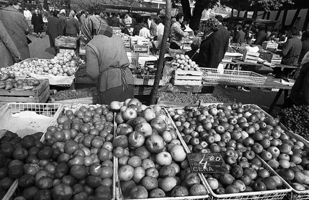 Ozimnica na ljubljanski tržnici oktobra 1971 (MNZS, foto: Edi Šelhaus) pridelkov in proizvodov je bilo deficitarno.