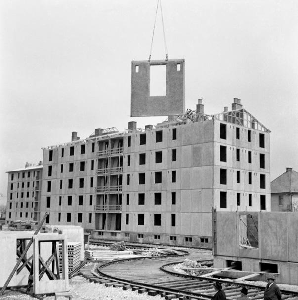 Montažni bloki v Ljubljani aprila 1962 (MNZS, foto: Edi Šelhaus) kot socialno poslanstvo, je posvetil stanovanjski arhitekturi in z njo vidno zaznamoval tudi razvoj gradbeništva in gradbene