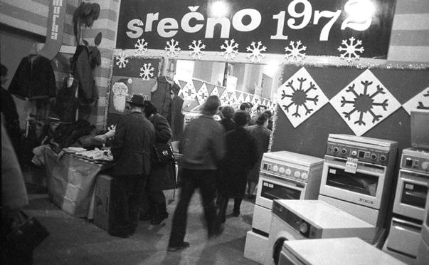 Novoletni sejem v Kranju decembra 1971 (MNZS, foto: Edi Šelhaus) Kupna moč za nakup trajnih potrošnih dobrin, stanovanjske opreme in gospodinjskih aparatov se je tako kot pri živilih ter obleki in