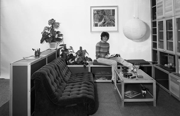 Dnevna soba, opremljena s sistemskim sestavljivim pohištvom tovarne Hoja iz Ljubljane; v ospredju dvosed Fjord, prodajna uspešnica podjetja Meblo aprila 1980 (MNZS, foto: Dobovšek Marjan) tudi prve