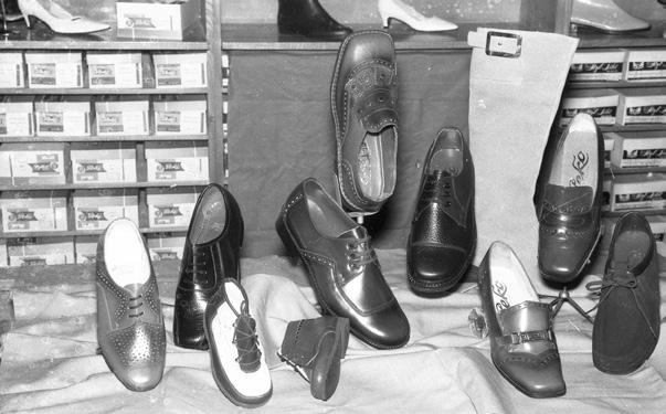Izložba s čevlji Peko v šestdesetih letih (MNZS, foto: Edi Šelhaus) na področju modne obutve in dodatkov se je uveljavil Peko iz Tržiča.