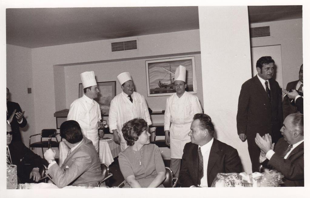 Ivan Ivačič v sredini med kuharji 17. 4. 1971 v Hotelu Maxim's v Parmi, Italija. Izvirnik hrani Peter Ivačič, kopijo Posavski muzej Brežice.