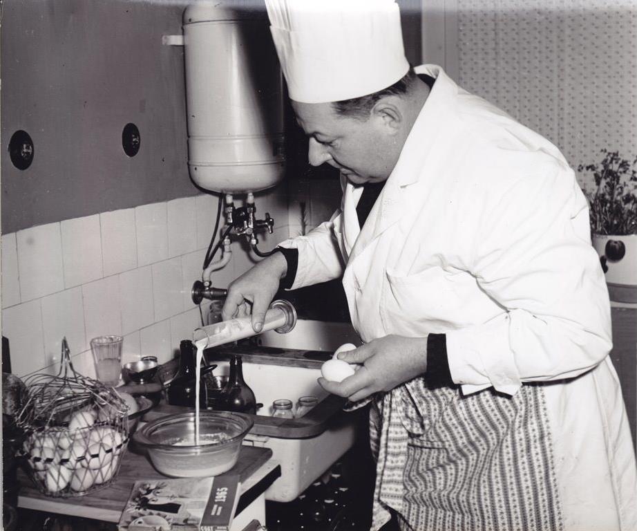 Med kuhanjem v stanovanju v Radovljici, kjer je živel od leta 1972. Izvirnik hrani Peter Ivačič, kopijo Posavski muzej Brežice.
