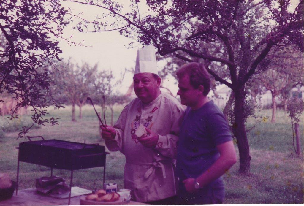 Na pikniku pri družini Pavlin s sinom Petrom v okolici Radovljice, najverjetneje leta 1975. Izvirnik hrani Peter Ivačič, kopijo Posavski muzej Brežice.