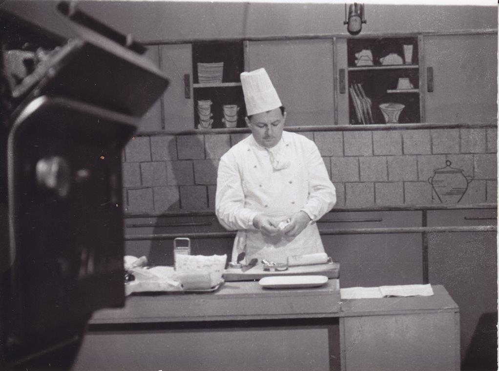 Ivan Ivačič med snemanjem kuharskih oddaj Kuharski nasveti v živo na RTV Ljubljana. Pred snemanjem je imel kuharski mojster dve vaji.