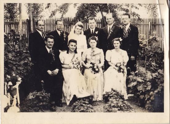Poroka Ivana Ivačiča in njegove prve žene Olge Burany v Sonti, Vojvodina (Srbija) leta 1949. Poleg Ivana Ivačiča stoji Rudi Cimperšek (12. 10. 1922 28. 10. 1990), ki je bil njegova poročna priča.