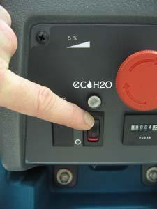 - Za FaST ali ec-h2o čiščenje: Poskrbite, da so bila iz rezervoarja za raztopino izpraznjena in izprana vsa običajna