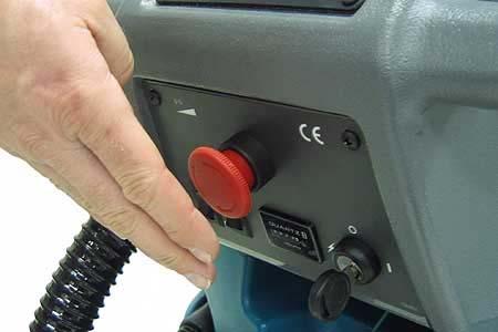 Ta gumb izklopi vse napajanje stroja. Za ponoven vklop napajanja obrnite gumb v smeri urinega kazalca.