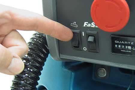 Uporaba ločenega čistilnika: 1. Ključ in stikalo ločenega čistilnika obrnite v vključen polo aj (I) (slika 37). Med uporabo ločenega čistilnika je sistem FaST/ec-H2O onemogočen. 4.
