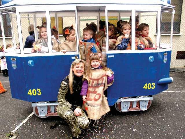 Durante tutta la settimana precedente alla sfilata di Carnevale a Borgo San Sergio abbiamo preparato i costumi per i bambini del gruppo dei Gattini.