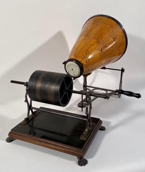 11 1.3 Gramofon Leta 1887 je Emile Berliner patentiral gramofon.